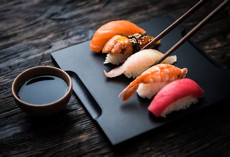 Sushi world - Sushi sashimi box 70x 32 times inside out mix, 10 times nigiri mix, 18 times maki mix and 10 times salmon tuna sashimi Choice of: Vegetarian mini spring rolls (8 pieces), Gyoza, Yakatori (4 chicken skewers), Edamame, Wakame and more.